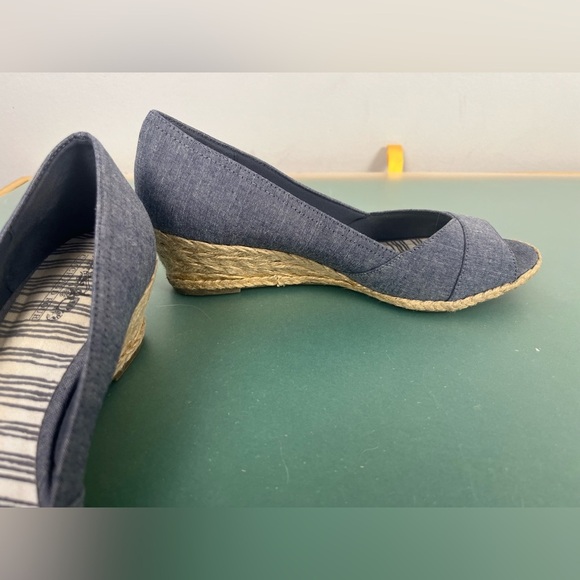 Coach And Four Women's Size 9 Peep Toe Espadrille Canvas Wedges Blue Chambray - Picture 4 of 8